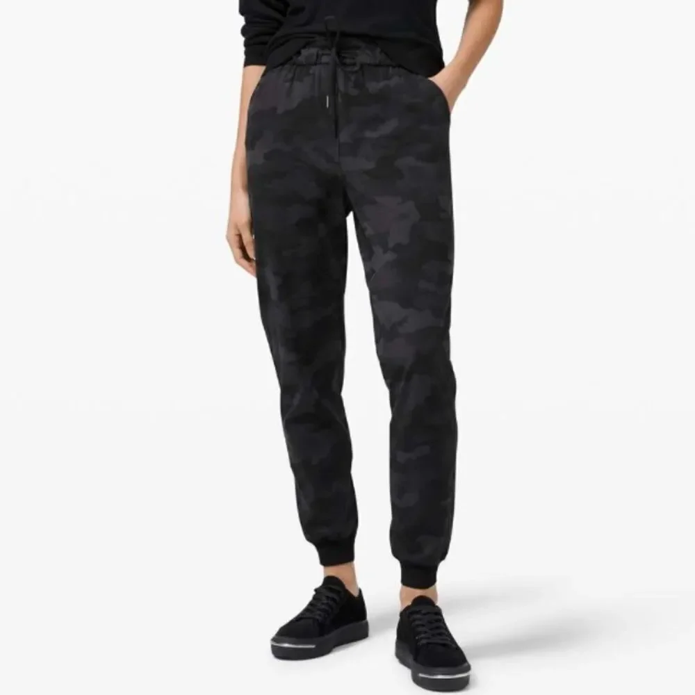 LULULEMON Stretch High-Rise Jogger Full Length Black 365 Camo Deep Coal Multi 2